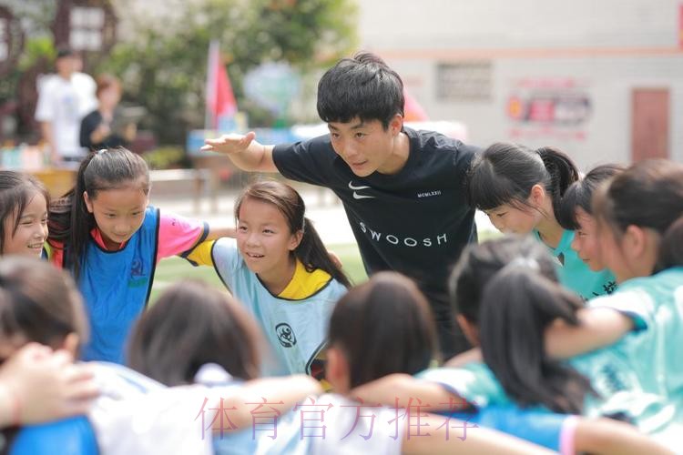 快乐足球 点燃梦想 女足活力玫瑰课堂在隆昌市黄家镇中心学校顺利举行 快乐足球 点燃梦想 女足活力玫瑰课堂在隆昌市黄家镇中心学校顺利举行